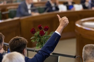 Saeima konceptuāli atbalsta stingrākas prasības uzturēšanās atļauju saņēmējiem