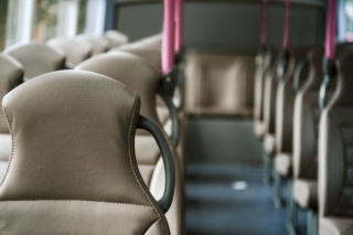 Šoferu trūkuma dēļ trīs pasažieru pārvadātāji ceturtdien atcēluši 14 autobusu reisus