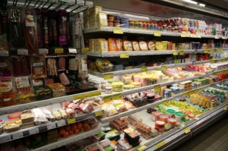 Aptauja: katrs ceturtais Latvijas iedzīvotājs pārtikas cenu pieauguma dēļ spiests atteikties no daļas produktu