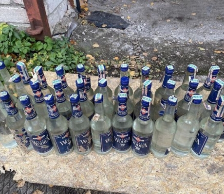 Foto: Pabeigta izmeklēšana kriminālprocesā par nelikumīgu alkohola glabāšanu Salaspils novadā