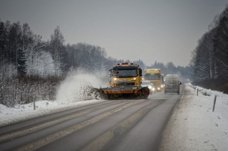Autoceļi sniegoti un apledo, daudzviet apgrūtināti braukšanas apstākļi, tostarp Pierīgā