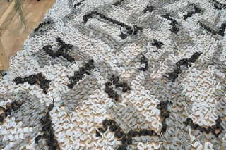 Carnikavā un Sunīšos top maskēšanās tīkli Ukrainas atbalstam