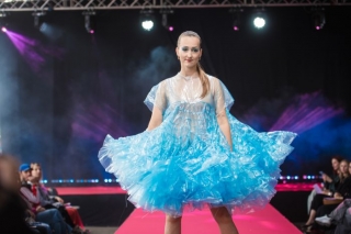 Foto: Salaspils novadā ar modes skati aktualizē tekstila šķirošanu
