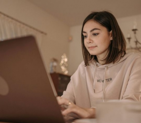 Aptauja: Latvijas un Baltijas jaunieši starp aktīvākajiem mākslīgā intelekta lietotājiem Eiropā