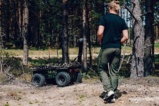 Sākti Latvijā izstrādāto attālināti vadāmo sauszemes un jūras dronu testi