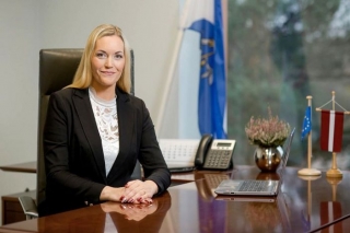 Ādažu novada iedzīvotāja rīko piketu Miķelsones atbalstam