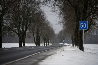 Atkušņa ietekmē uz autoceļiem Pierīgā veidojas bedres