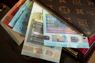 Aptauja: pusgada laikā finanšu "drošības spilvens" samazinājies trešdaļai iedzīvotāju