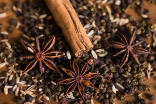 Garšvielu "aptieciņa", ko turēt mājās, lai justos labi pēc svētku maltītēm