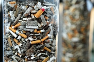 Aptauja: Latvijā 56% smēķētāju nerūp izsmēķu izmešana vidē